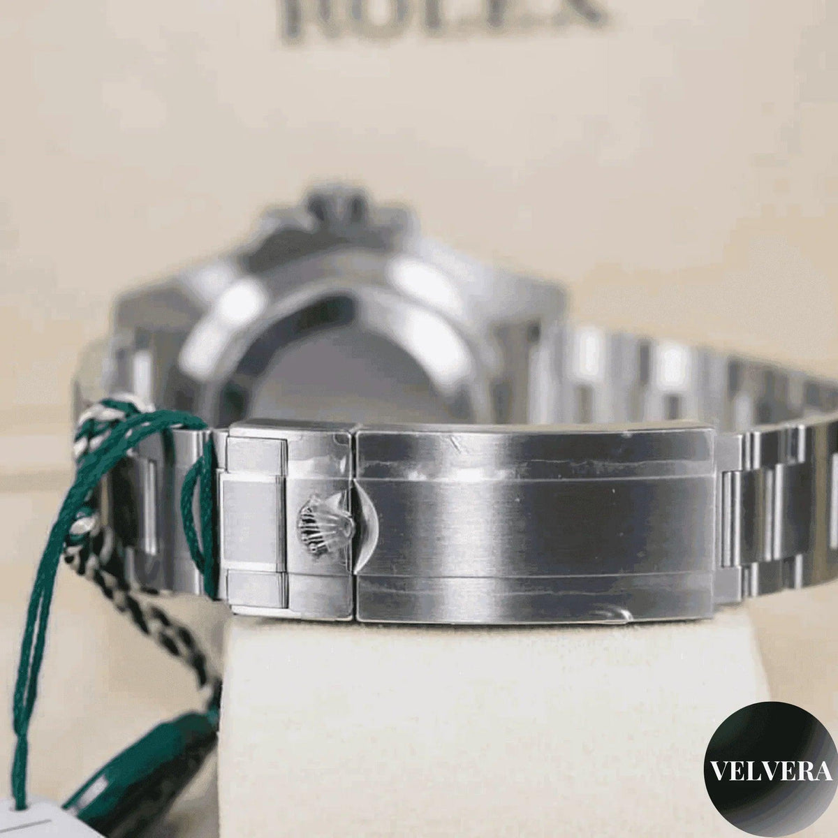 Rolex Submariner 116610LV Hulk stainless steel bracelet clasp close-up, Velvera