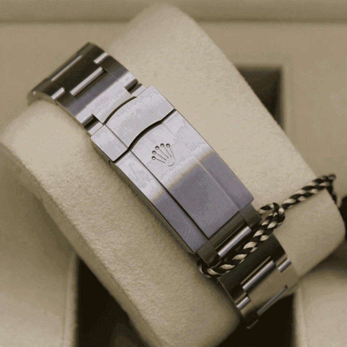 Stainless steel men's classic watch bracelet with Rolex logo on clasp, velvet display